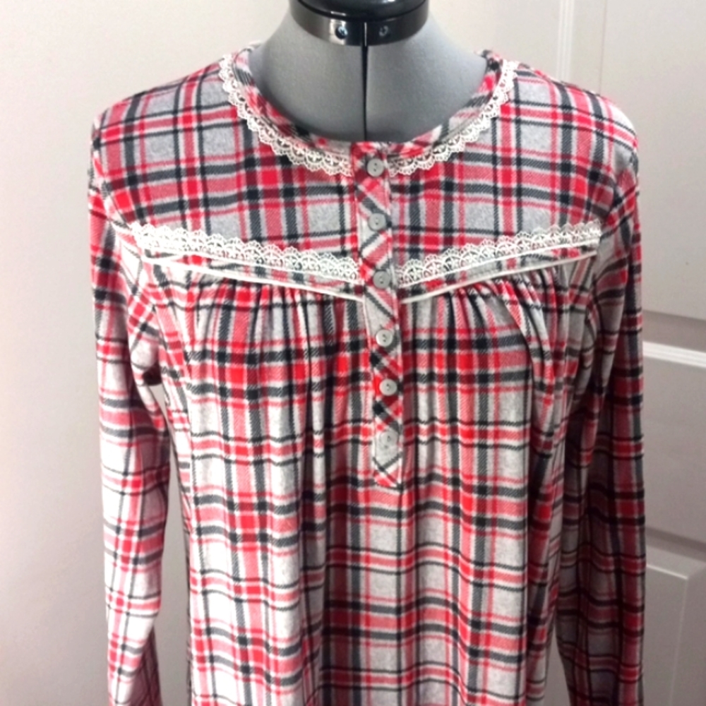 Secret Treasures Size med 8-10 Plaid maxi Gown.